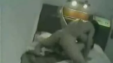 Adam kızı otele yerli ve yabancı seks filmleri götürür ve dizlerinin üzerine çöker ve sonra