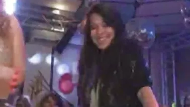 iki yerli erotik sex ince babes bir adam oturan yüz