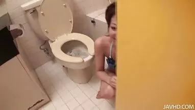 Güzel sarışın köle bir kutuda yakalanır. yerli sex filmi